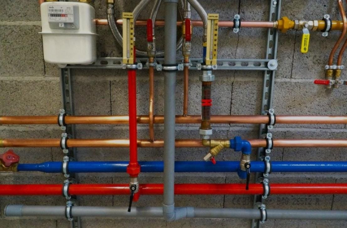 Technicien en plomberie effectuant une réparation